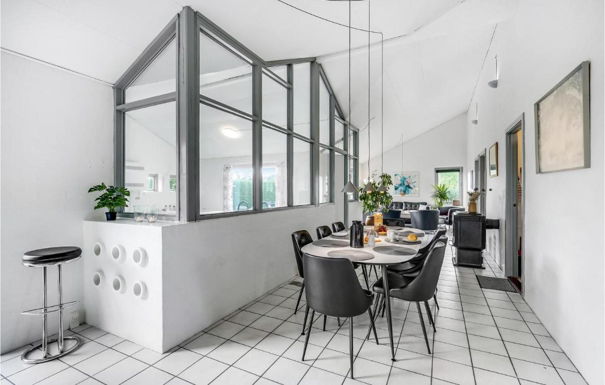 Amazing Home In Væggerløse With Sauna - Housity