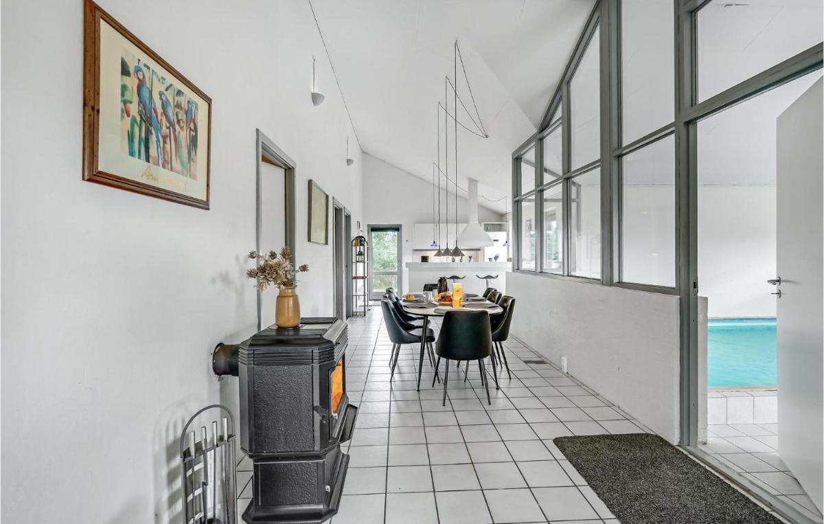 Amazing Home In Væggerløse With Sauna - Housity