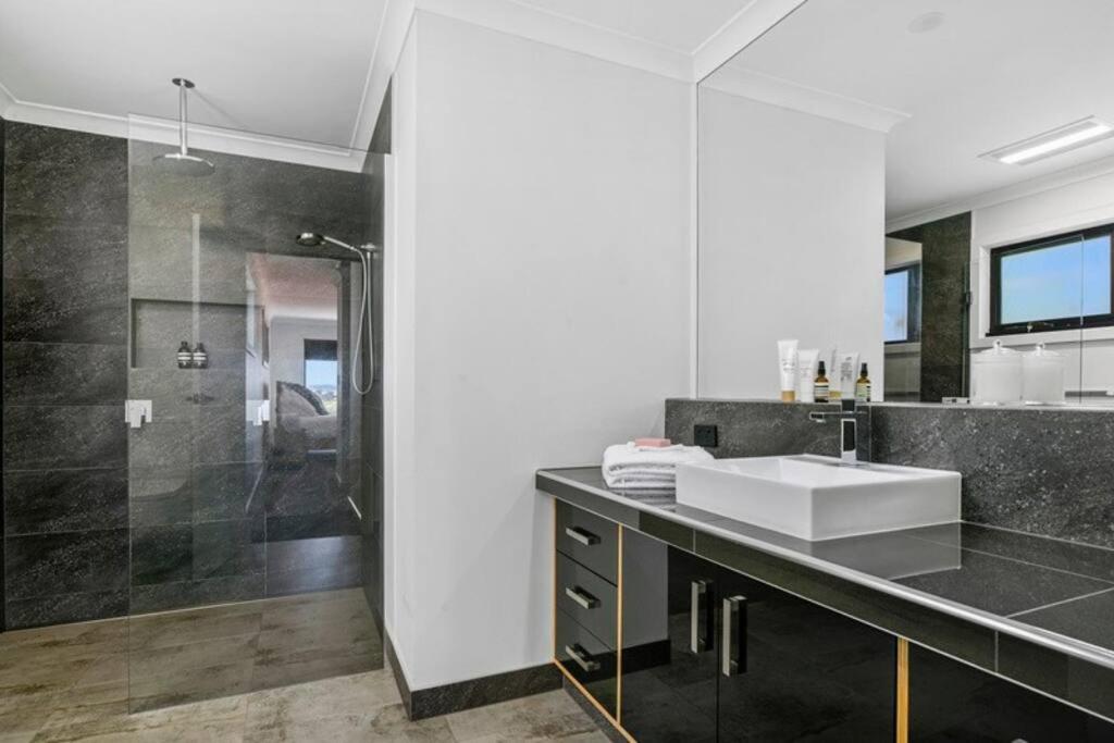 Spacious, modern and bright home with waterviews - Housity