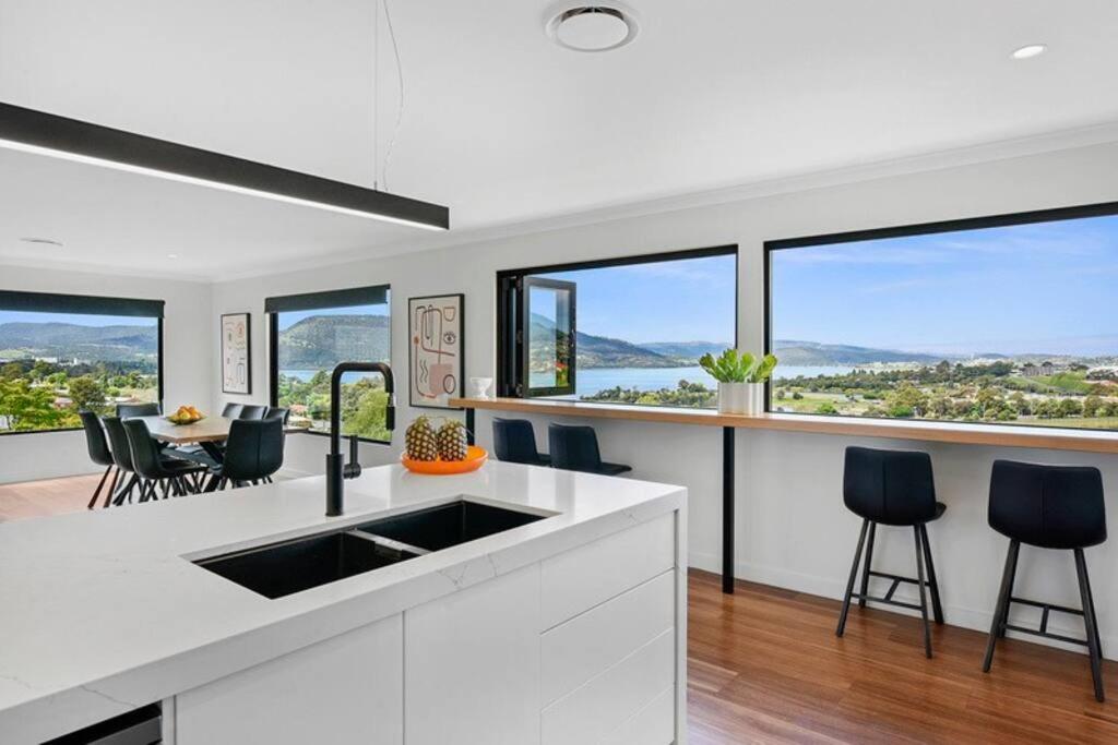 Spacious, modern and bright home with waterviews - Housity
