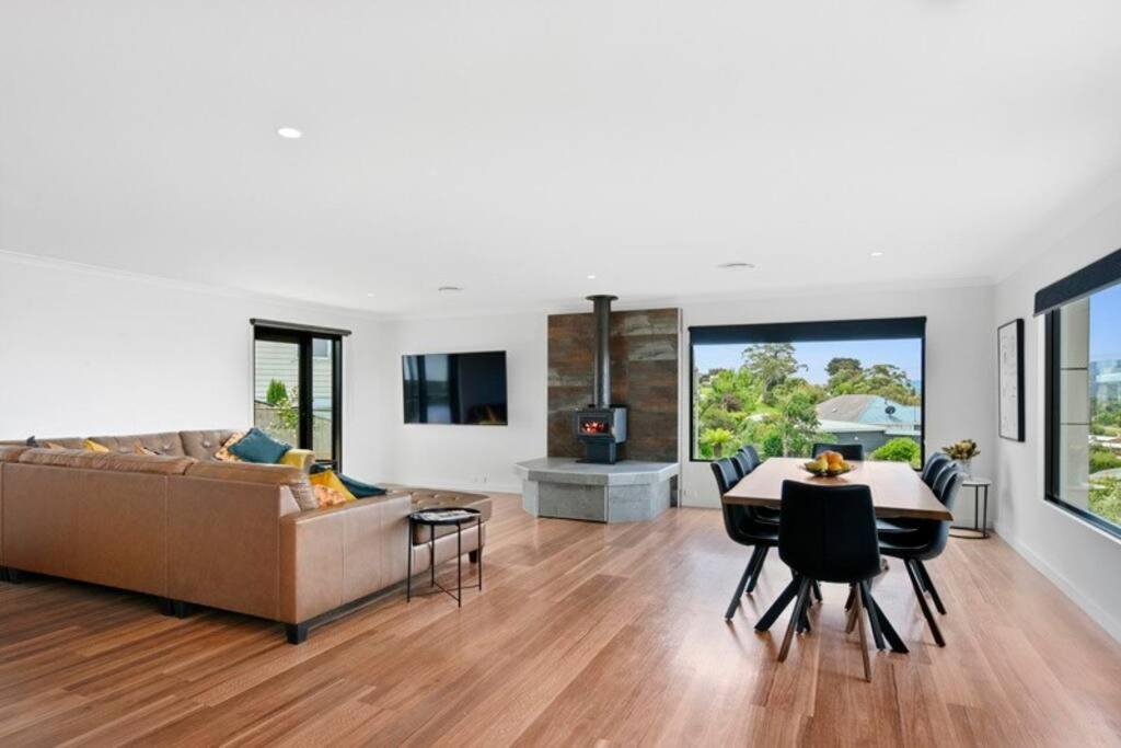 Spacious, modern and bright home with waterviews - Housity
