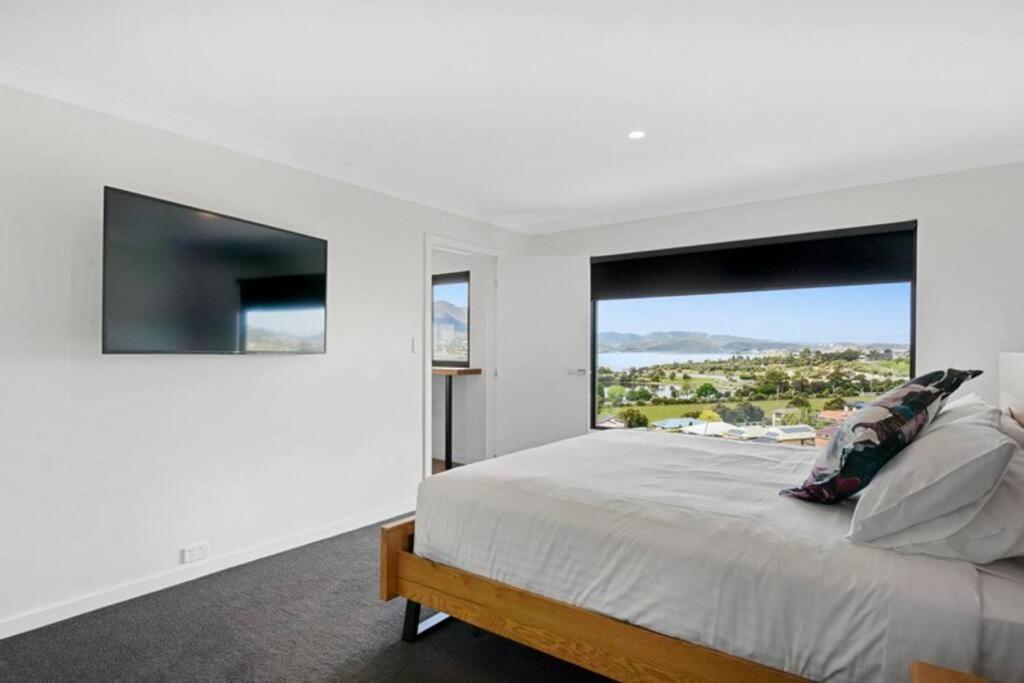 Spacious, modern and bright home with waterviews - Housity