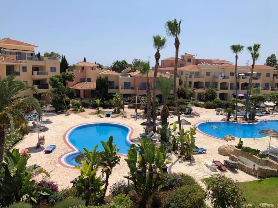 Limnaria Gardens - spacious and sunny 1 bed with pool views - Housity