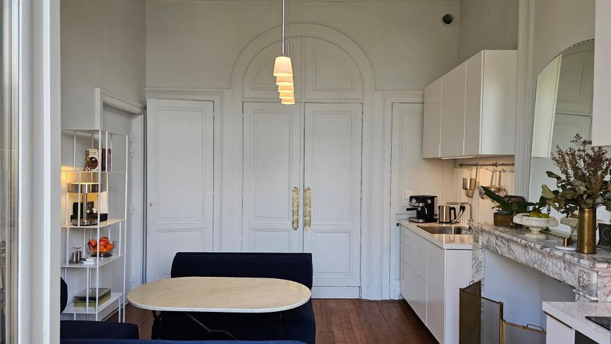 Loft avec balcon dans maison Bourgeoise - Parking inclus - Emplacement Parfait - Calme - Elegant - Housity