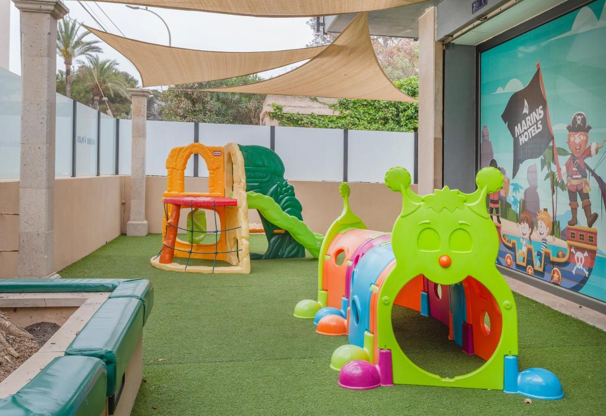 Zona de juegos infantil en Marins Playa