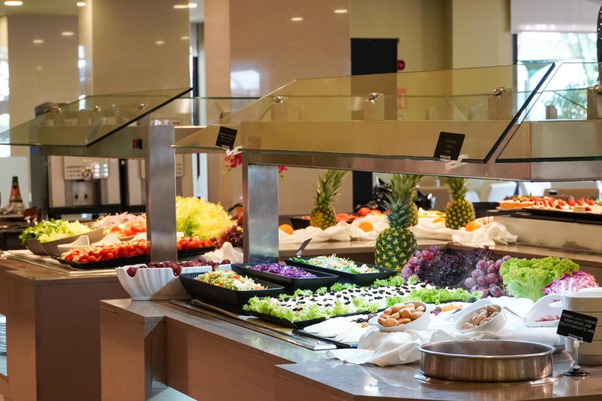 Comida en o cerca de este hotel