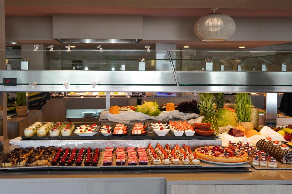 Comida en o cerca de este hotel