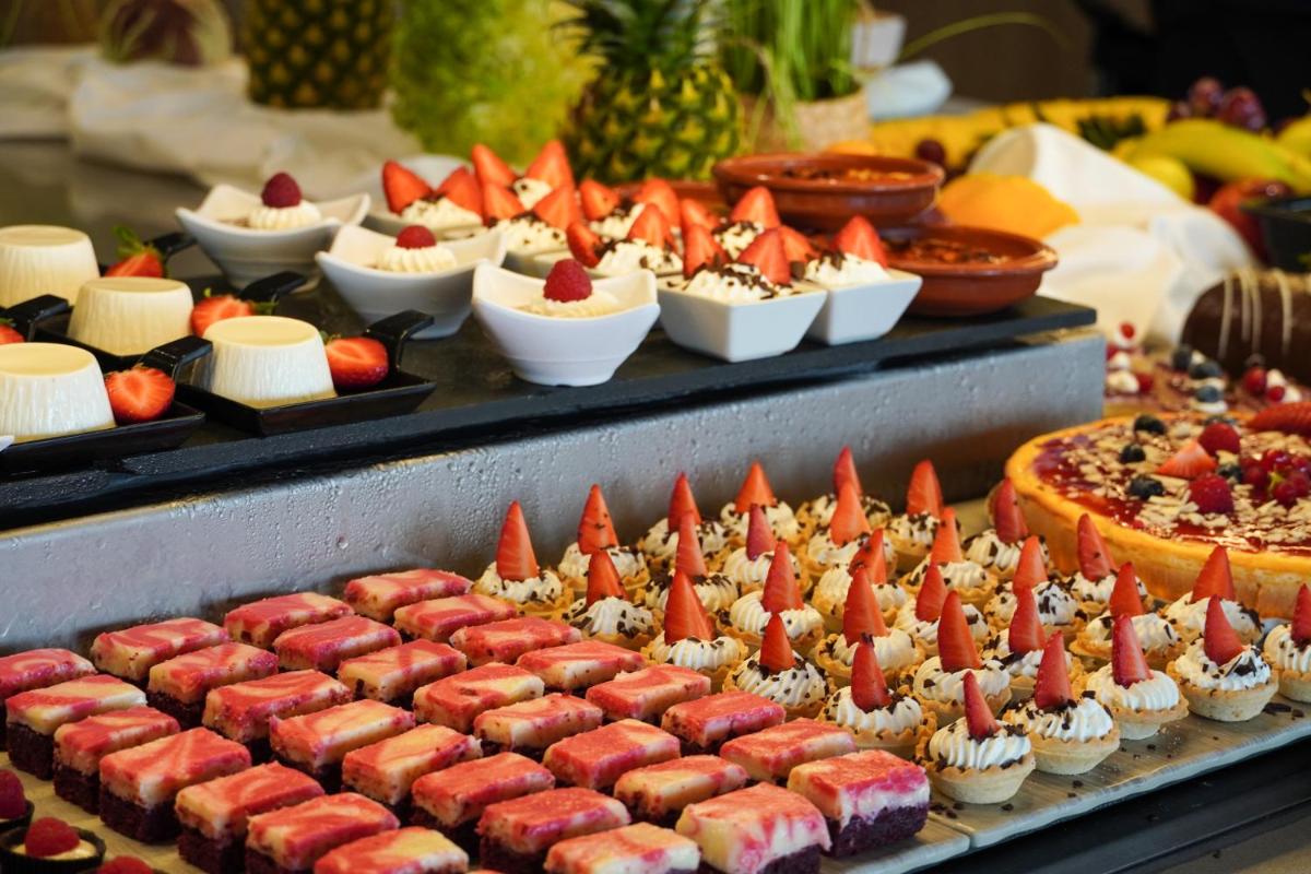 Comida en o cerca de este hotel