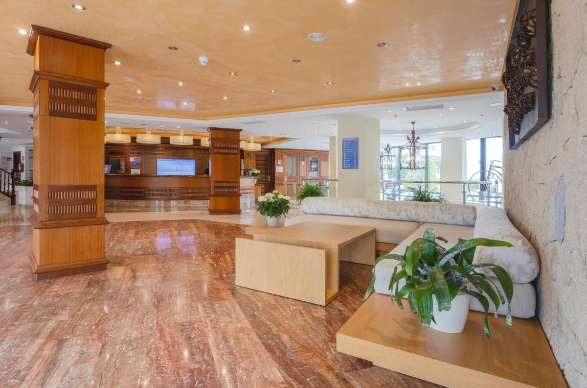 una sala de estar con un sofá y una mesa en Marins Playa, en Cala Millor 114 fotos más