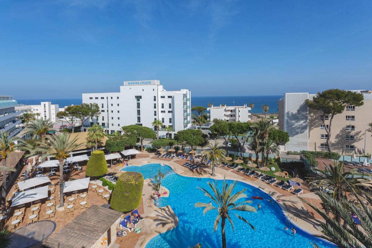 Una vista aérea de un complejo turístico con piscina. en Marins Playa, en Cala Millor