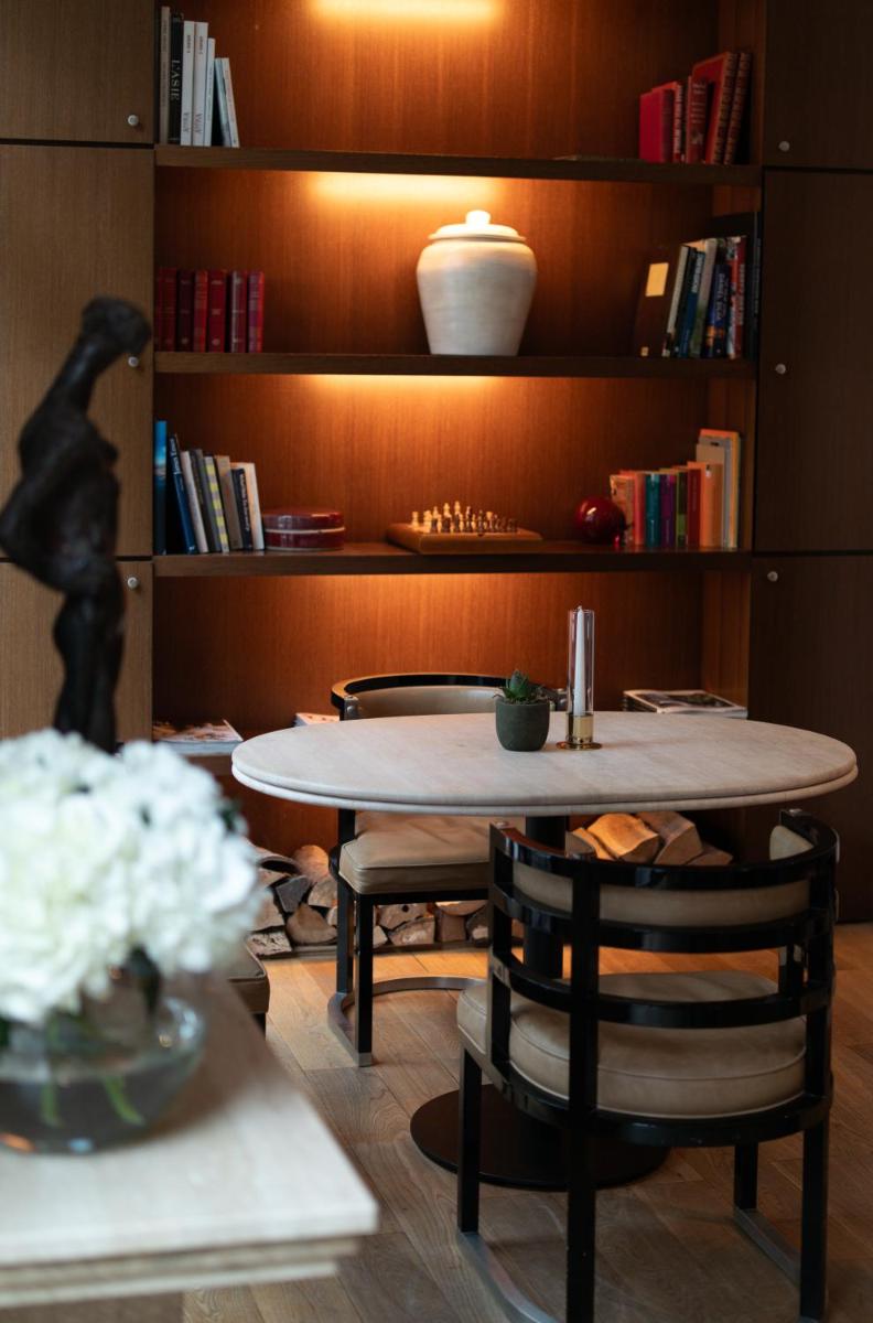 - une table et des chaises dans une pièce avec des livres dans l'établissement Grand Hôtel Champs-Elysées, à Paris 37 autres photos