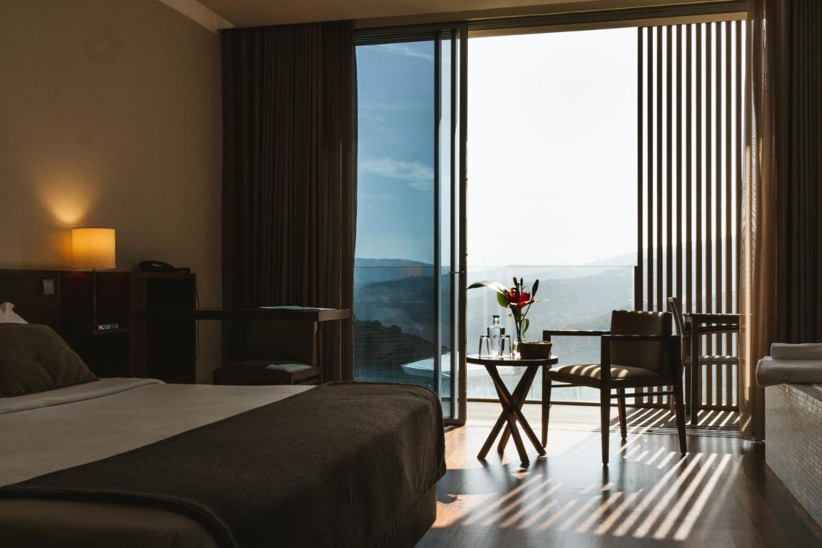 um quarto com uma cama e uma mesa com vista em Douro Scala em Mesão Frio