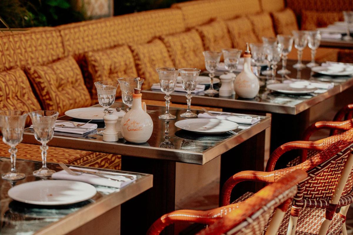 Restaurant ou autre lieu de restauration dans l'établissement Le Mas Candille