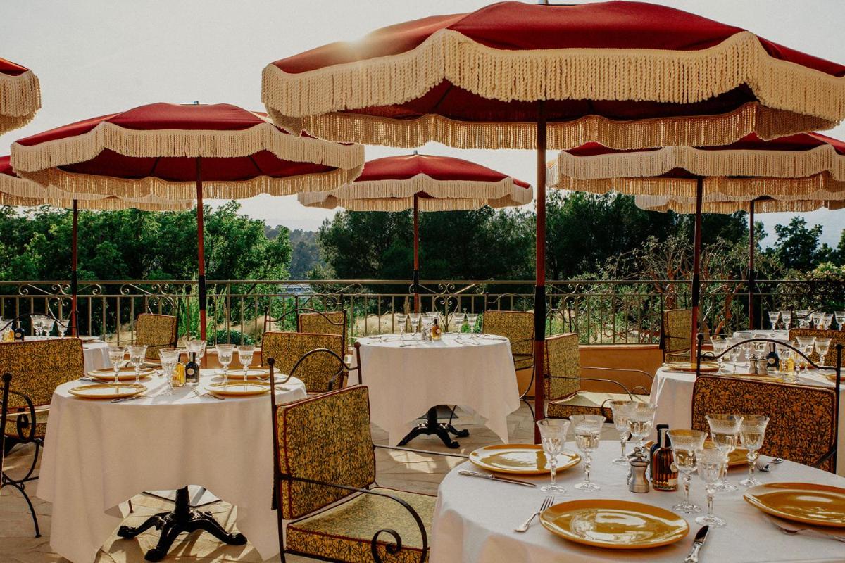 Restaurant ou autre lieu de restauration dans l'établissement Le Mas Candille