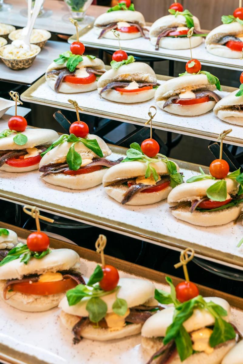 Comida en o cerca de este hotel