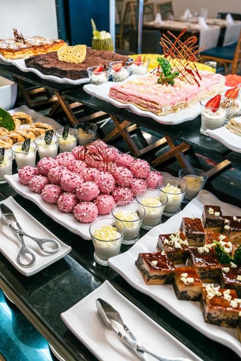 Comida en o cerca de este hotel