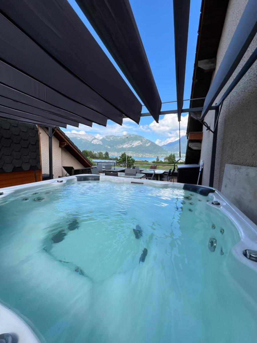 un jacuzzi avec vue sur les montagnes dans l'établissement La Parenthèse Enchantée, à Sévrier 30 autres photos