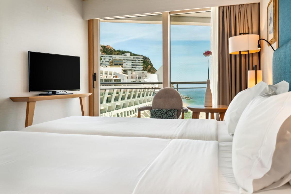 Uma cama ou camas num quarto em Sesimbra Oceanfront Hotel - Preferred Hotels and Resorts