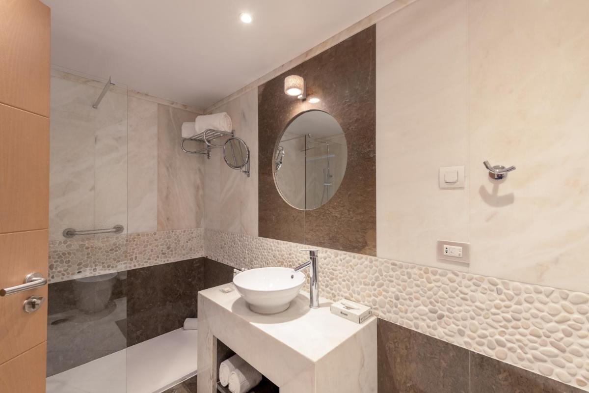 Uma casa de banho em Sesimbra Oceanfront Hotel - Preferred Hotels and Resorts