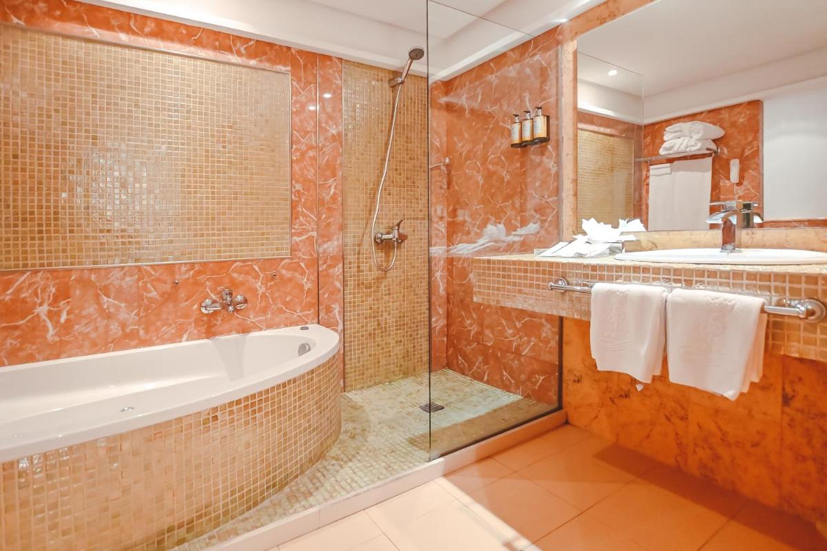 Un baño de Lago Garden Apart-Suites & Spa Hotel