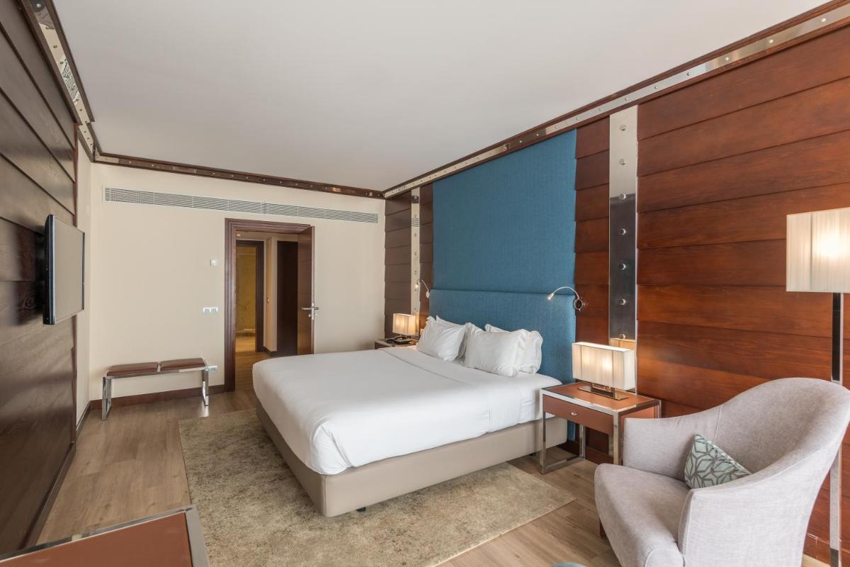 Uma cama ou camas num quarto em Sesimbra Oceanfront Hotel - Preferred Hotels and Resorts