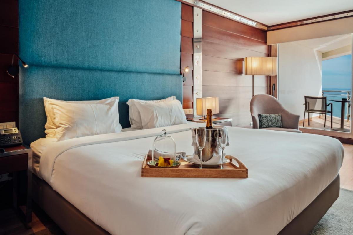 Uma cama ou camas num quarto em Sesimbra Oceanfront Hotel - Preferred Hotels and Resorts