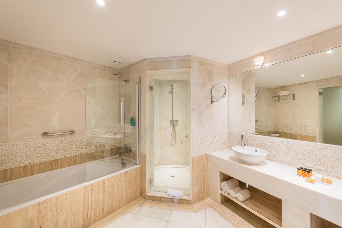 Uma casa de banho em Sesimbra Oceanfront Hotel - Preferred Hotels and Resorts