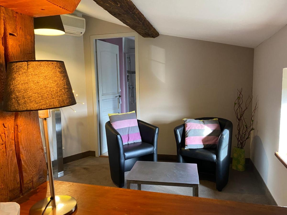 Coin salon dans l'établissement Logis Hôtel Château De Palaja