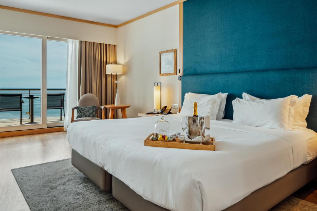 Uma cama ou camas num quarto em Sesimbra Oceanfront Hotel - Preferred Hotels and Resorts