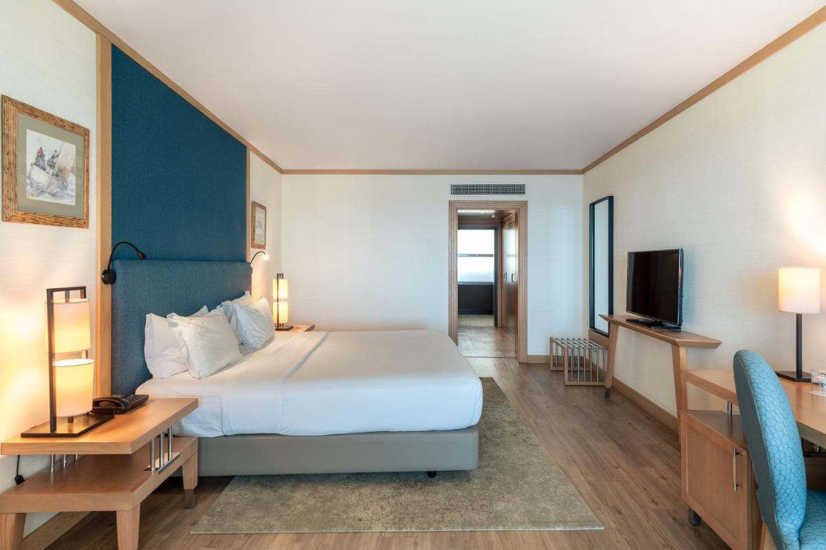 Uma cama ou camas num quarto em Sesimbra Oceanfront Hotel - Preferred Hotels and Resorts