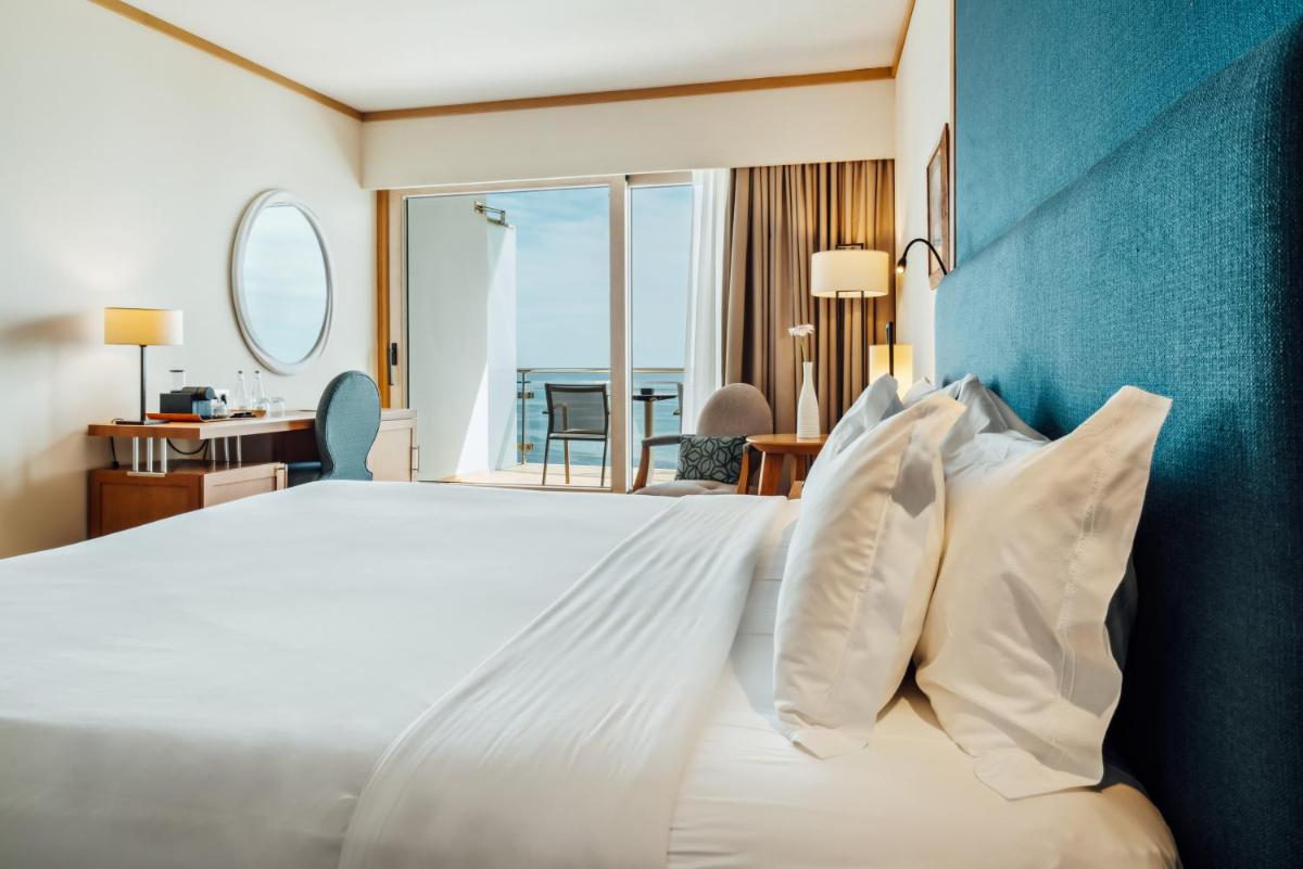 Uma cama ou camas num quarto em Sesimbra Oceanfront Hotel - Preferred Hotels and Resorts