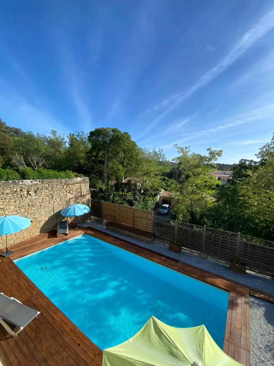 Piscine de l'établissement Logis Hôtel Château De Palaja ou située à proximité