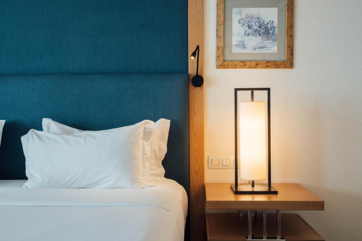 Uma cama ou camas num quarto em Sesimbra Oceanfront Hotel - Preferred Hotels and Resorts