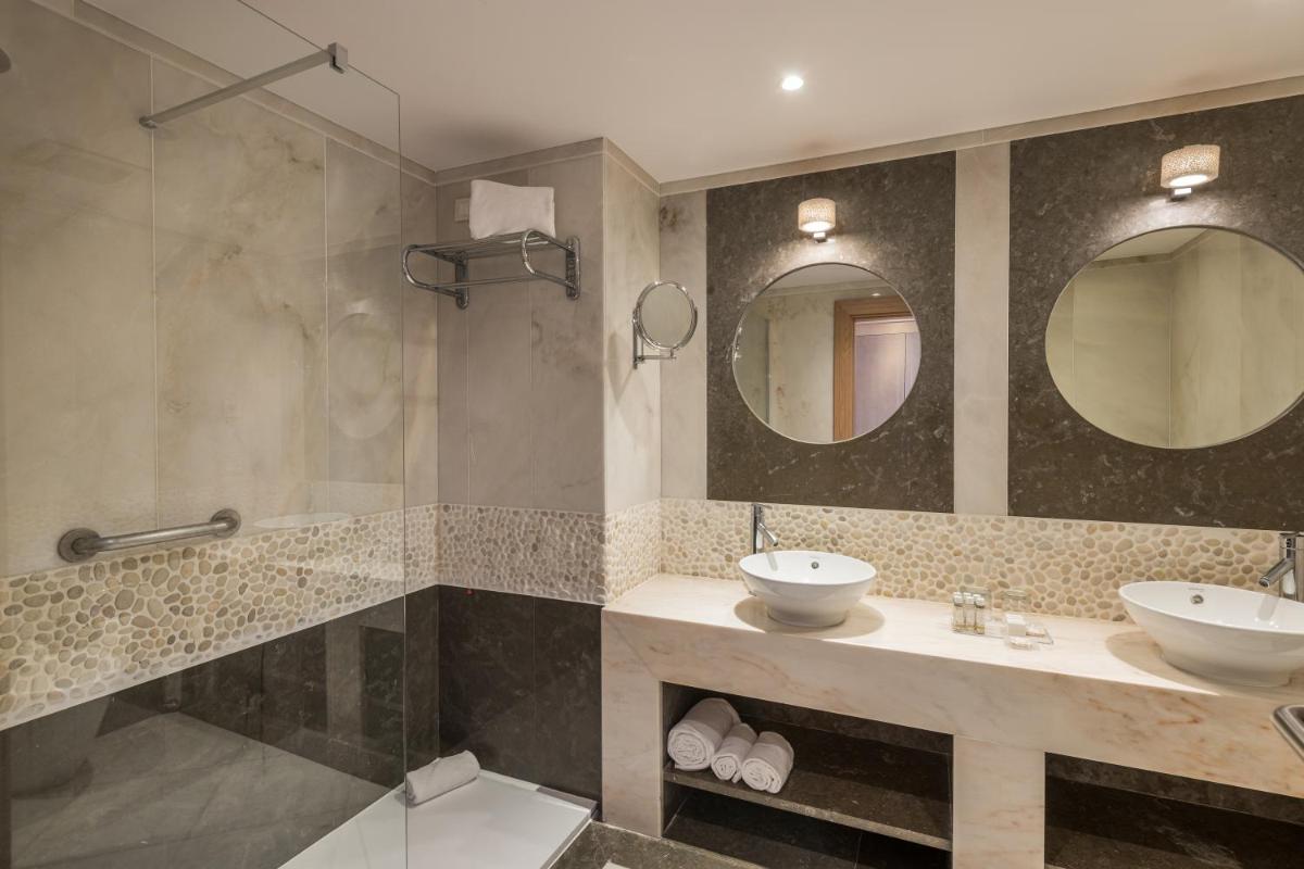 Uma casa de banho em Sesimbra Oceanfront Hotel - Preferred Hotels and Resorts