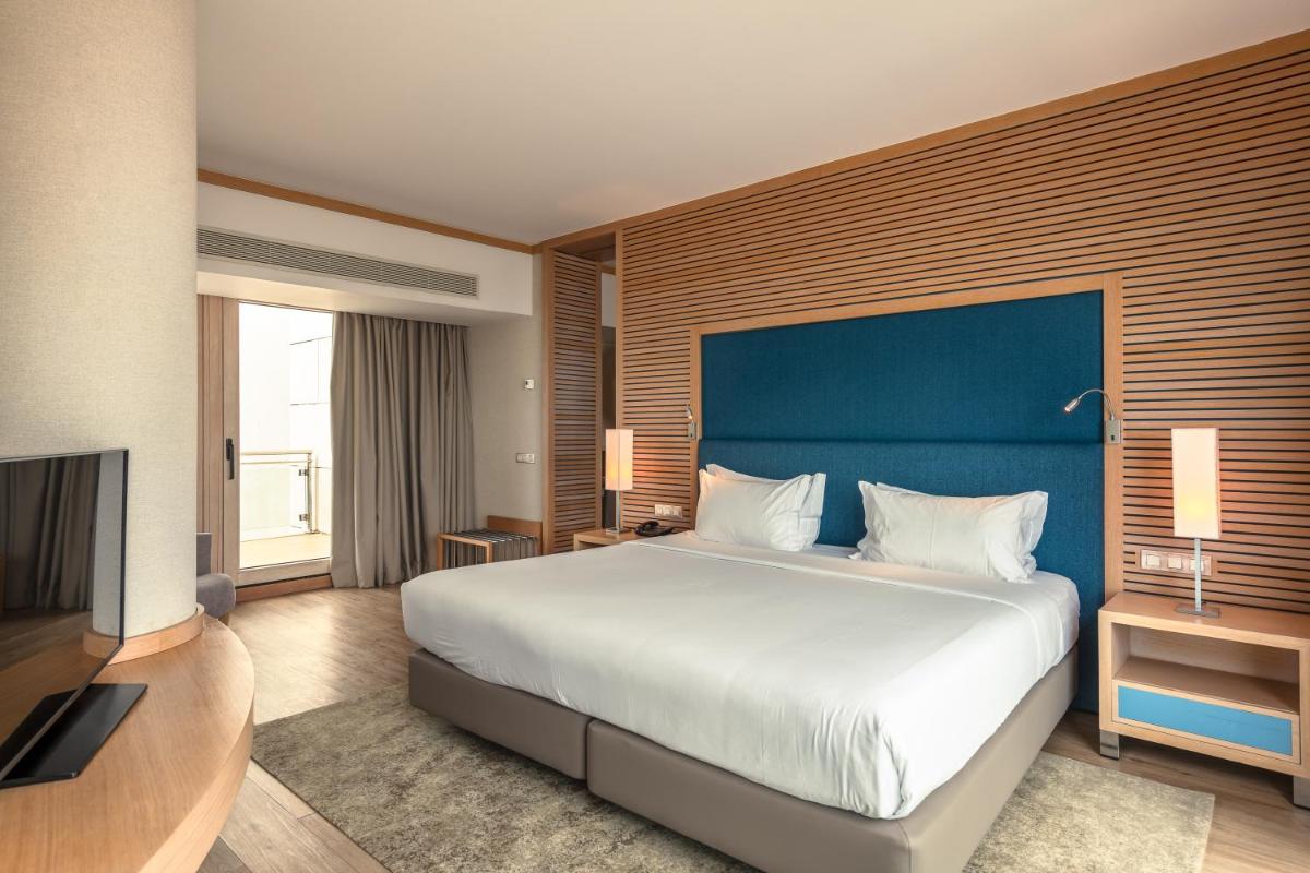 Uma cama ou camas num quarto em Sesimbra Oceanfront Hotel - Preferred Hotels and Resorts