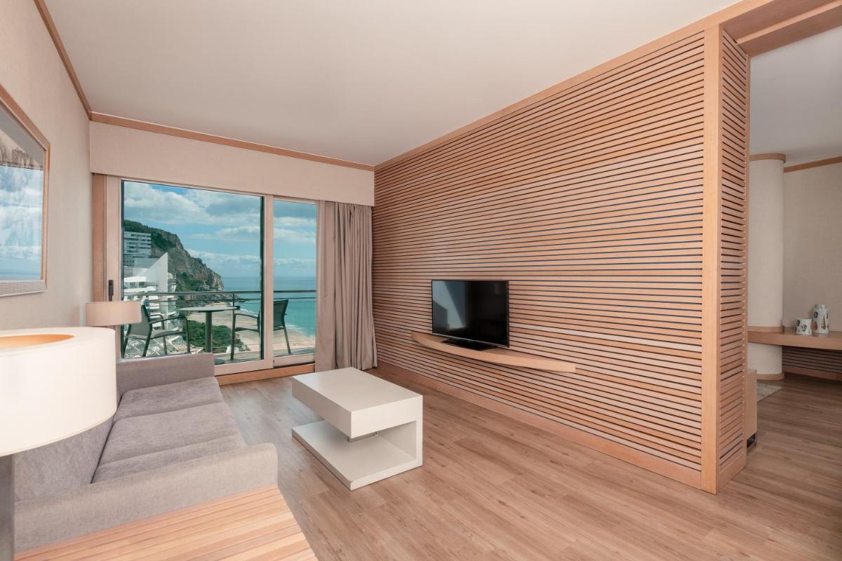 Uma televisão e/ou sistema de entretenimento em Sesimbra Oceanfront Hotel - Preferred Hotels and Resorts