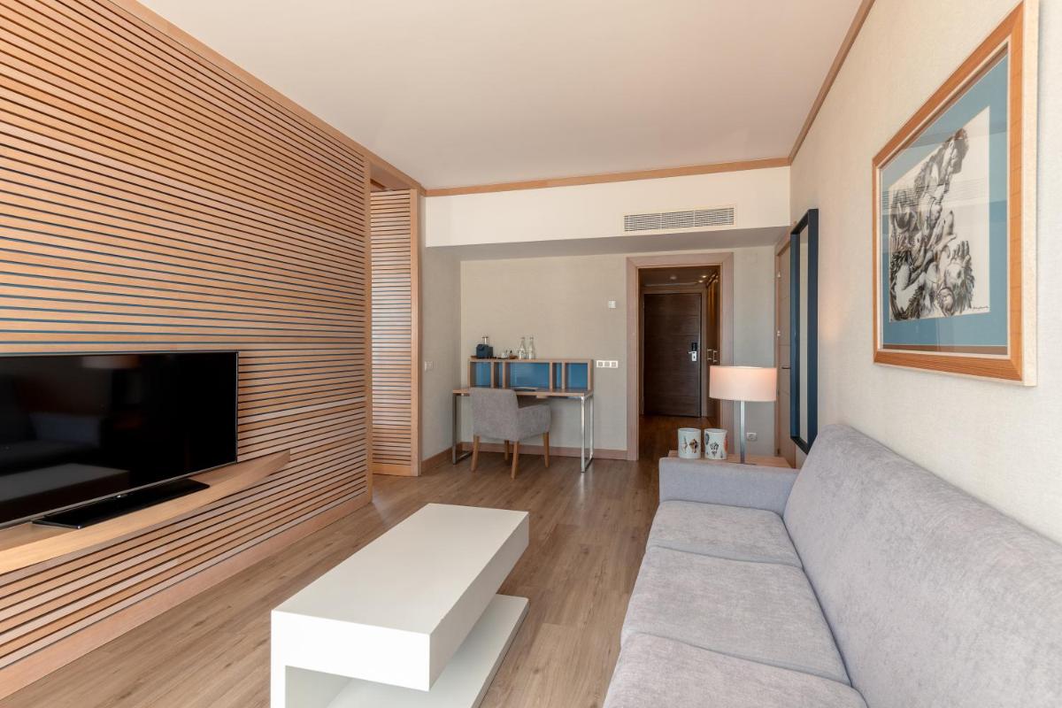 Uma televisão e/ou sistema de entretenimento em Sesimbra Oceanfront Hotel - Preferred Hotels and Resorts