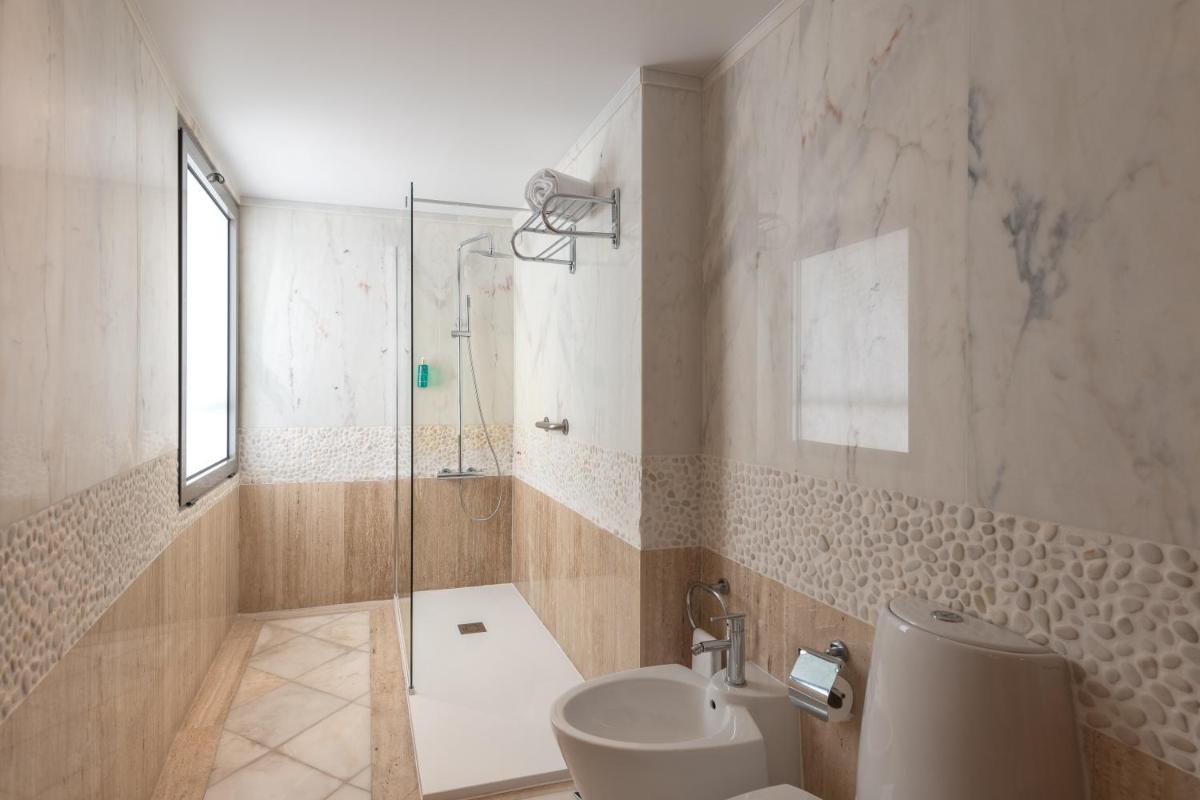Uma casa de banho em Sesimbra Oceanfront Hotel - Preferred Hotels and Resorts