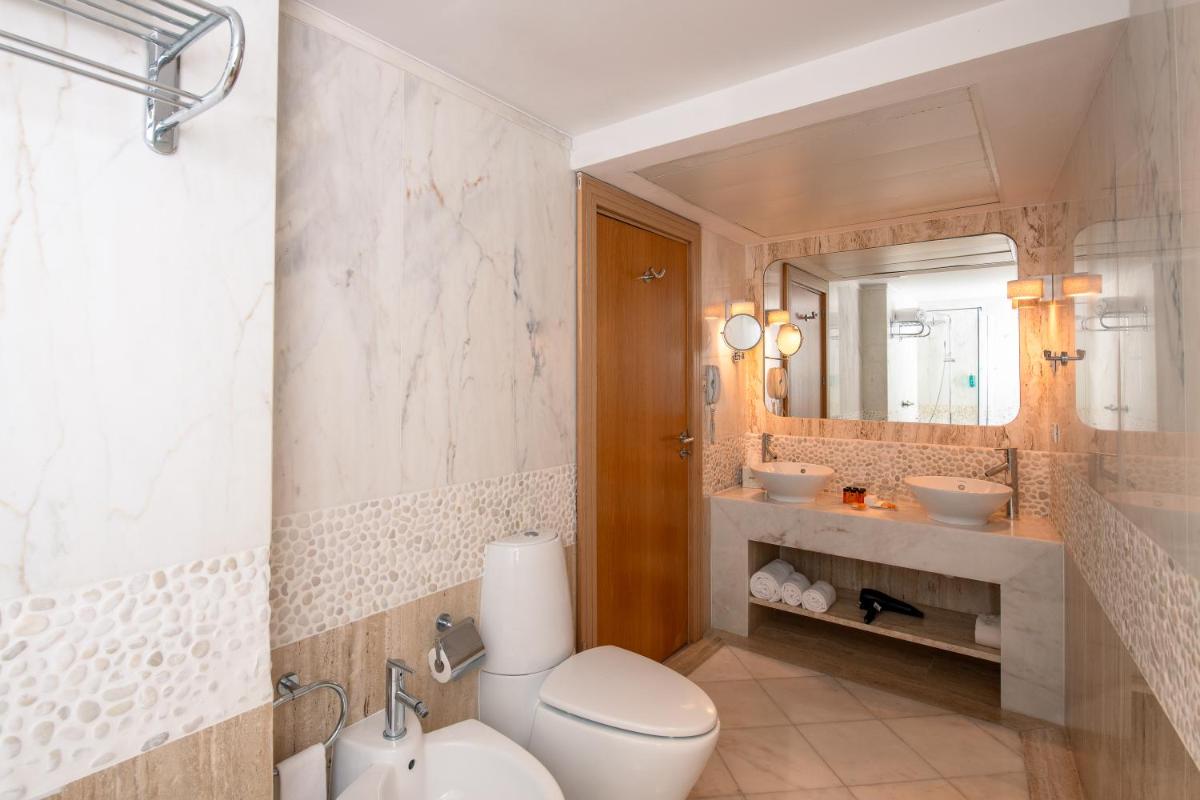 Uma casa de banho em Sesimbra Oceanfront Hotel - Preferred Hotels and Resorts
