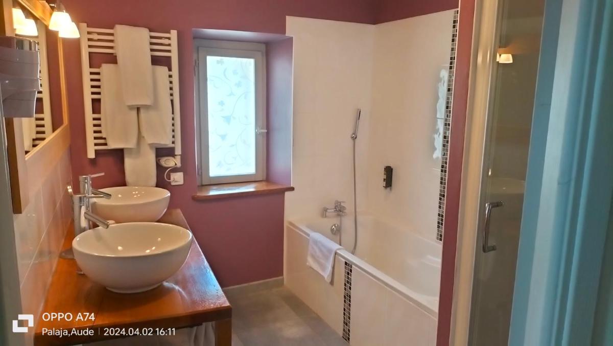 Salle de bains dans l'établissement Logis Hôtel Château De Palaja