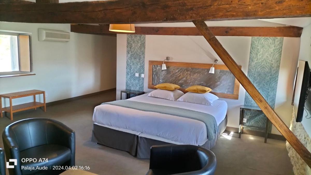 Un ou plusieurs lits dans un hébergement de l'établissement Logis Hôtel Château De Palaja