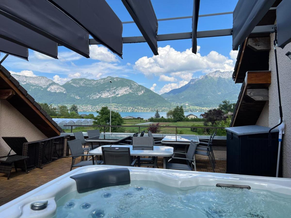 une baignoire jacuzzi avec vue sur les montagnes dans l'établissement La Parenthèse Enchantée, à Sévrier