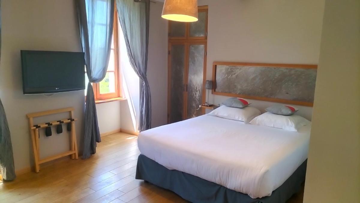 Un ou plusieurs lits dans un hébergement de l'établissement Logis Hôtel Château De Palaja