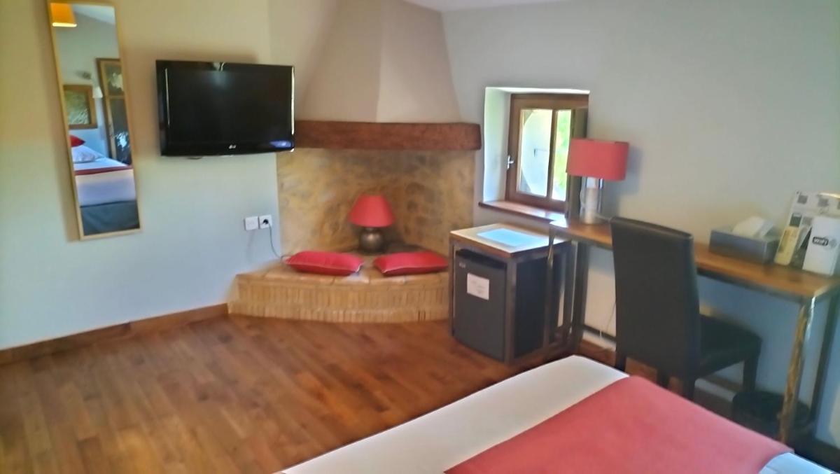 Télévision ou salle de divertissement dans l'établissement Logis Hôtel Château De Palaja