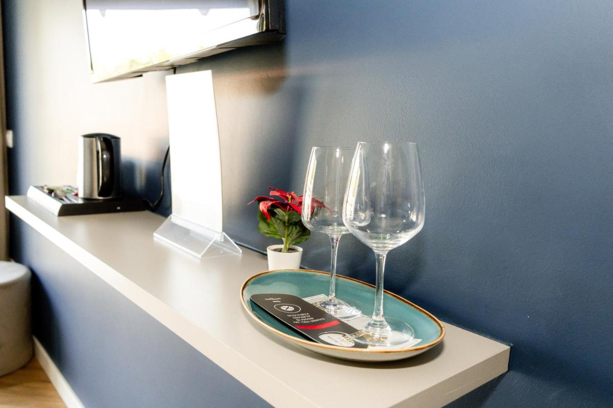 C House Rooms Lake - Housity