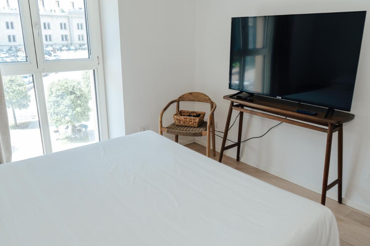 C House Rooms Lake - Housity
