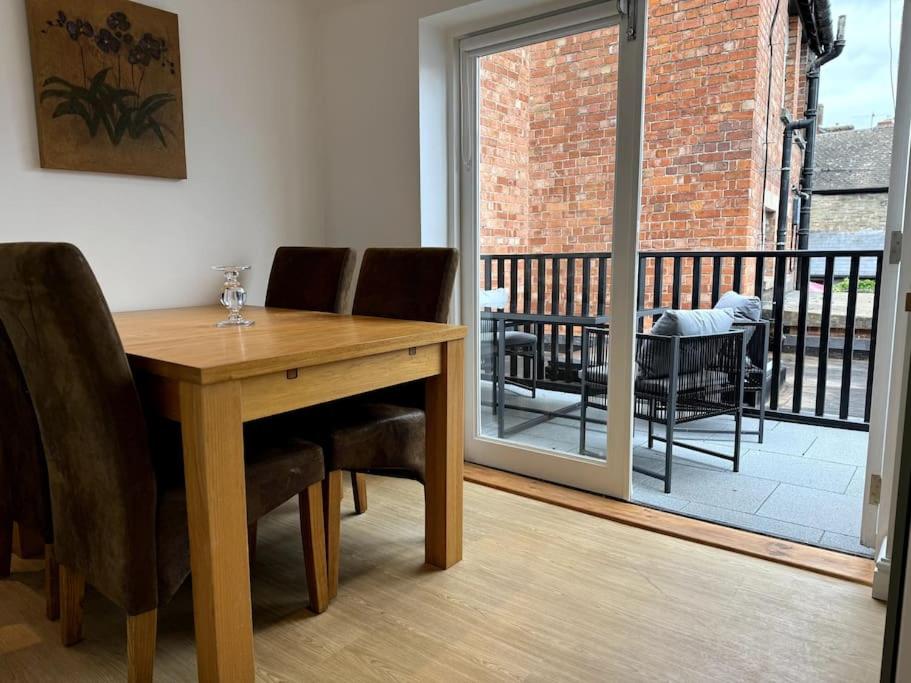 Penny Black Apartment, Kington - Housity