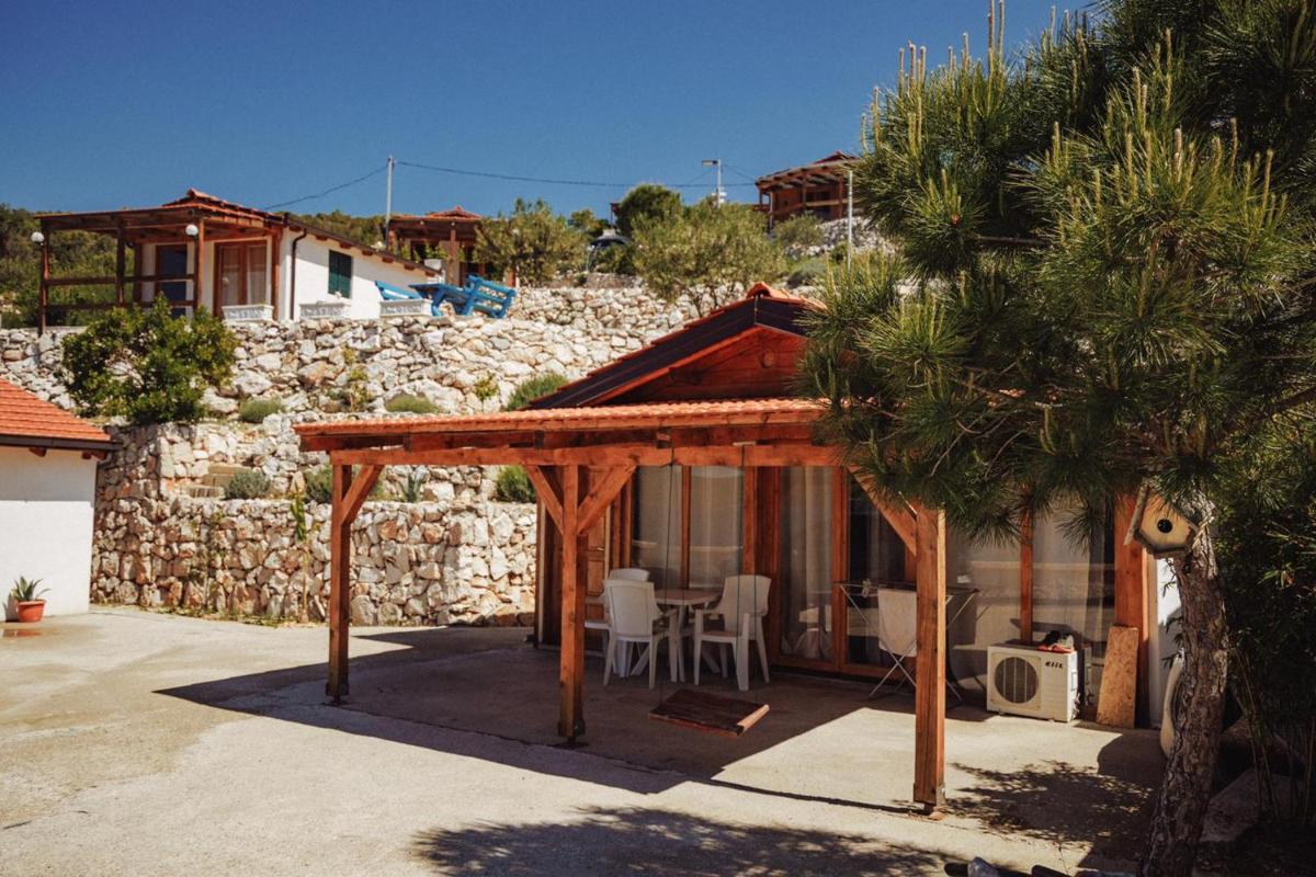 Feral Beach - Housity