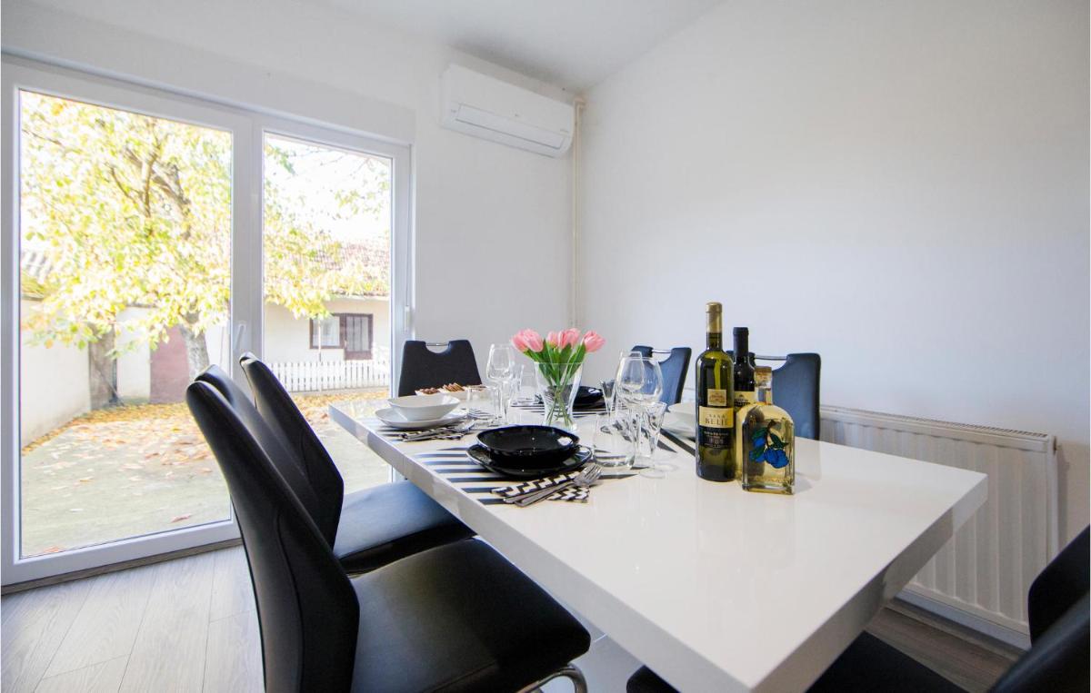 Beautiful Home In Donji Andrijevci - Housity
