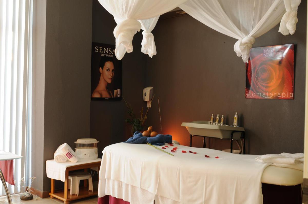 um quarto de hospital com uma cama e um lavatório em Hotel Jardim Atlantico na Calheta